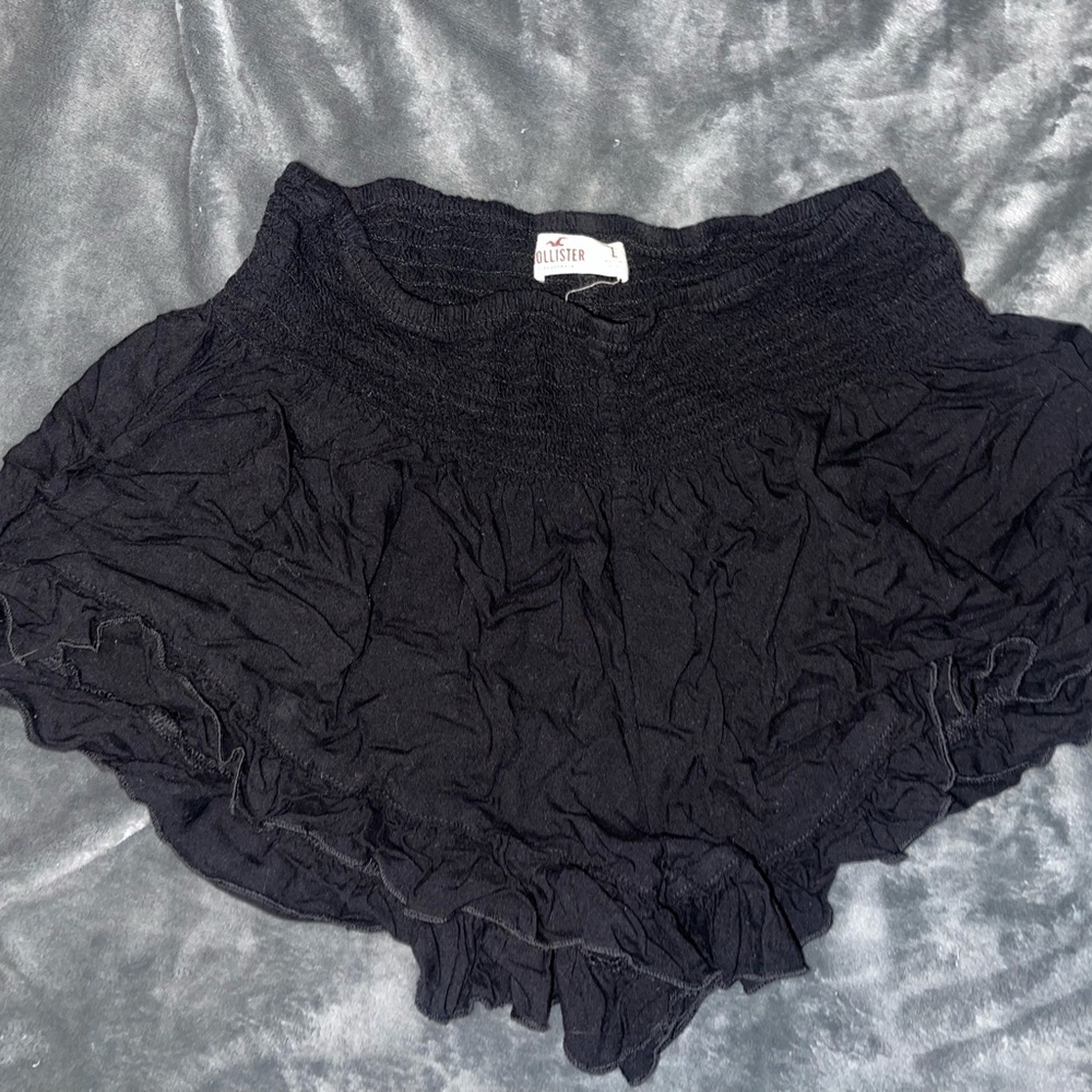 Hollister ruffle hemmed shorts